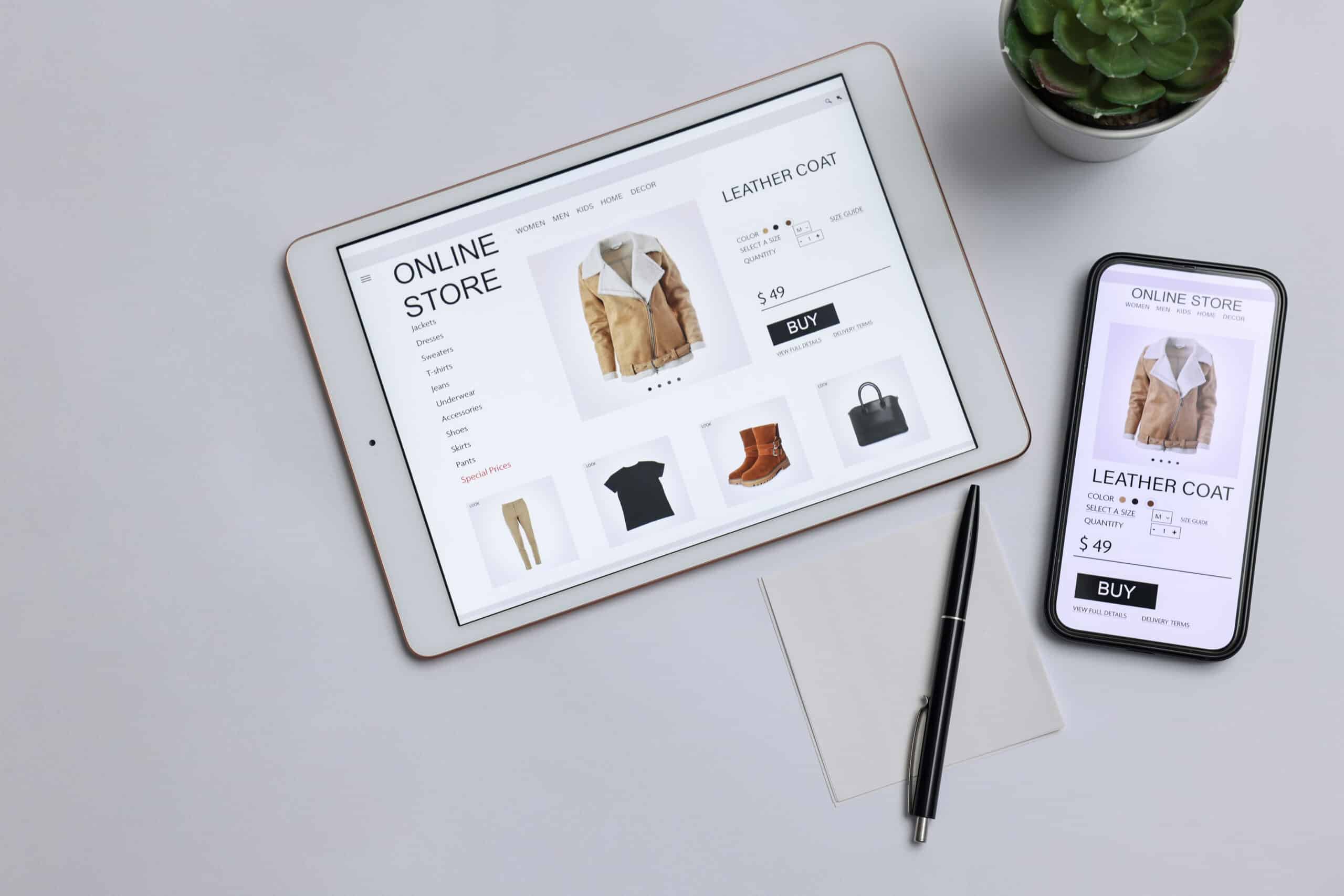 Ein Tablet und ein Smartphone zeigen einen Onlineshop mit Produktseite, Kaufbutton und Warenangebot. Die Darstellung auf mehreren Geräten verdeutlicht responsives Design und mobiles Einkaufen. Das Bild eignet sich für Themen wie Onlineshop optimieren, Conversion-Rate verbessern, mobile Nutzerfreundlichkeit, Produktseiten und Gründe für ausbleibende Verkäufe.